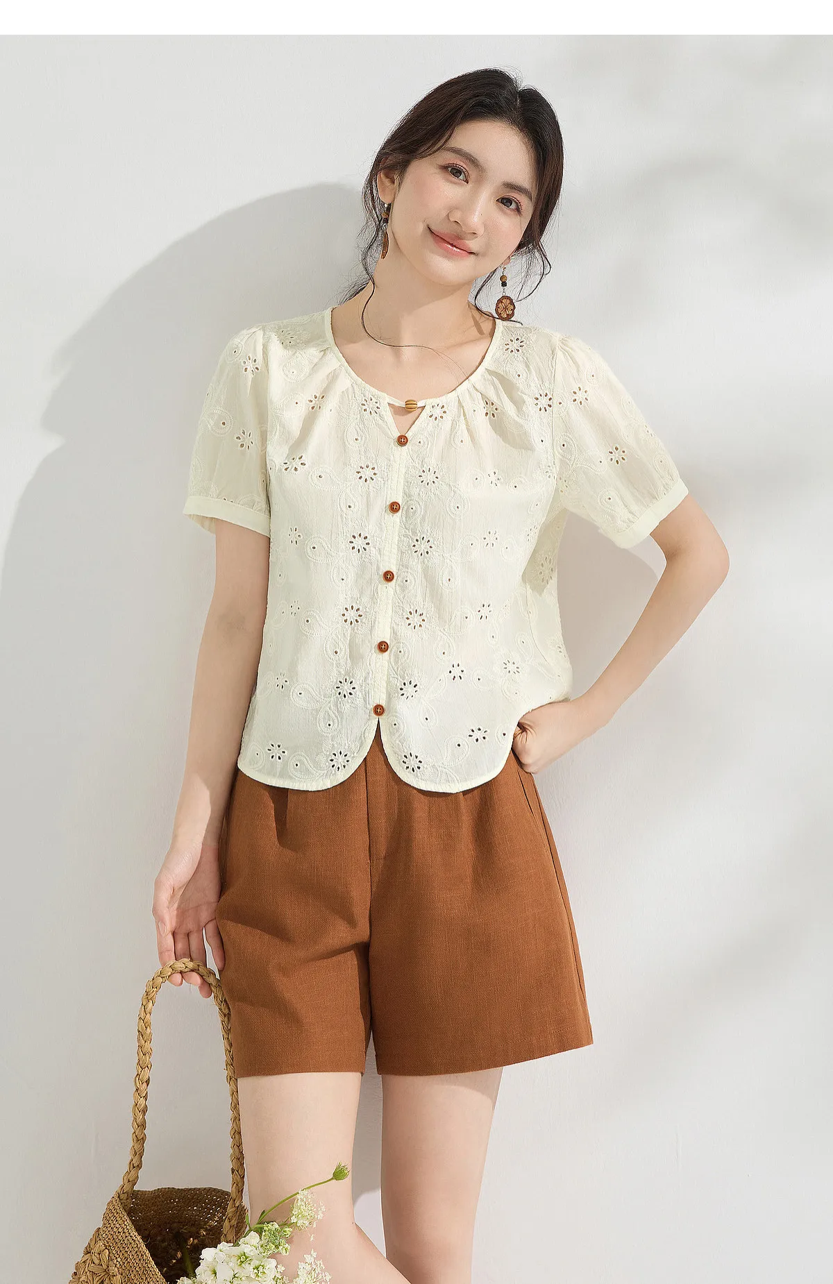 SENTUBILA Damen-Baumwoll-Französisches Hemd 2026 Sommer Rundhals Hohlstickerei Gerades Kurzarm-Oberteil für Pendler W62VF7409 – Detail 27