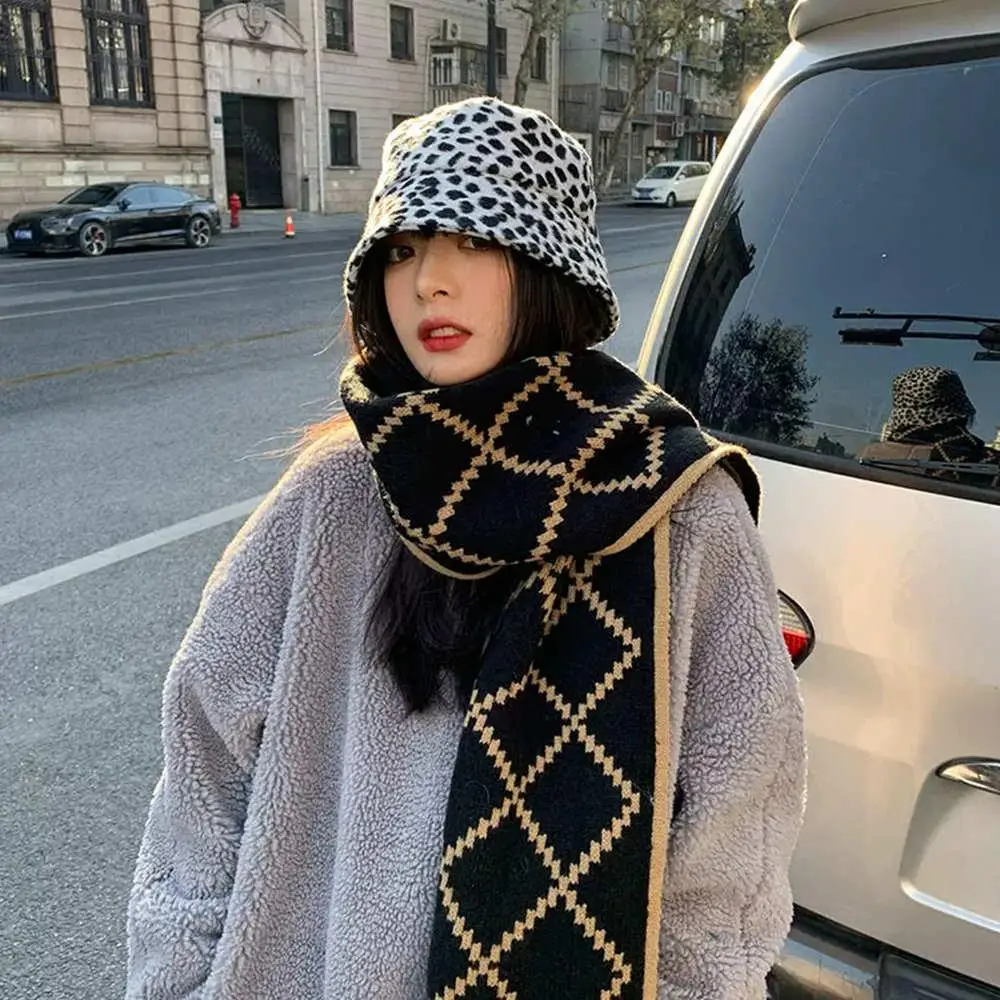 

2025 Winter Korean Knitted Wool Scarf Fashion Cashmere Plaid Design Scarf Men Women Premium Black Large Pashmina Shawl Outerwear