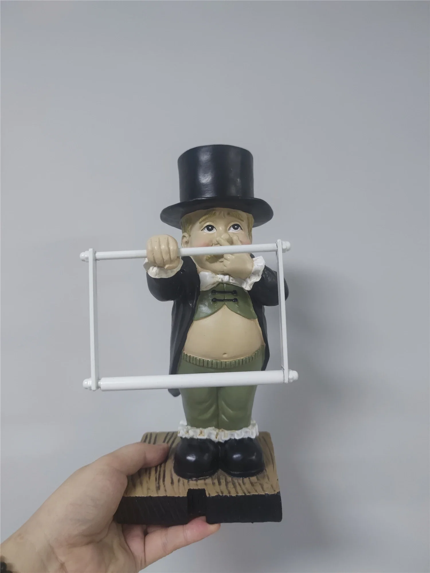 Creative Spoof Paper Holder Statue Cute Funny Decorative Resin Butler Shape Tissue Stand Rack Sculpture for Toilet Decoration