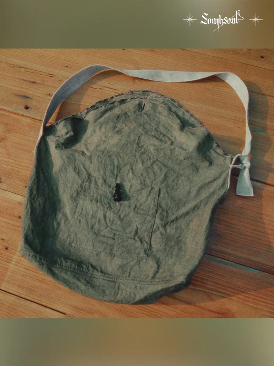 Tela fine crittografata di cotone, essiccata a mano, tinta vegetale, borsa postino, bicchiere di patate tinto, tinte di erba e erba, fibbia in corno di mucca