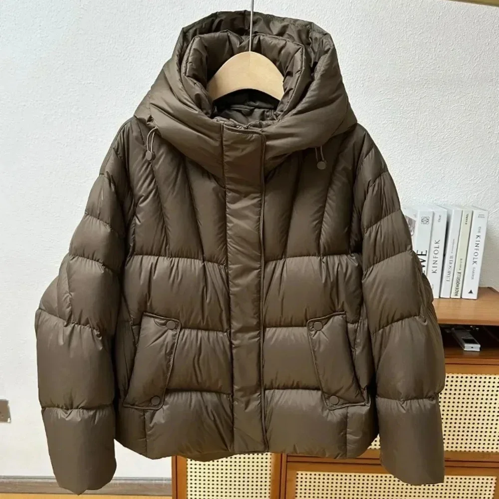 سترة جديدة لخريف وشتاء 2025 خفيفة للغاية ودافئة بقلنسوة منتفخة للخبز سترة نسائية عصرية سترات فضفاضة بيضاء مبطنة معطف من الريش