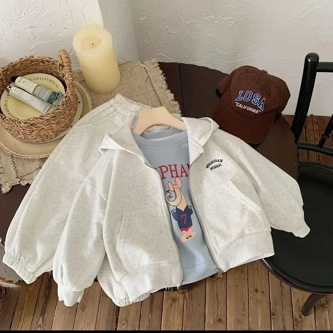 

Высококачественный детский композитный хлопковый комплект, весна-осень 2023, новый корейский повседневный спортивный комплект с капюшоном для девочек и мальчиков с надписью для малышей, комплект из 2 предметов