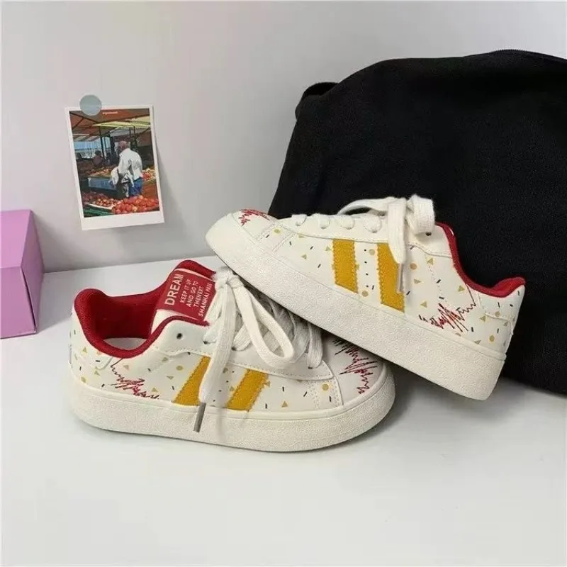 جديد أحمر كبير الرأس حذاء قماش المرأة فائقة النعومة سميكة القاع ارتداء مقاومة ربيع جديد نمط شقة الدانتيل أحذية رياضية الكبار