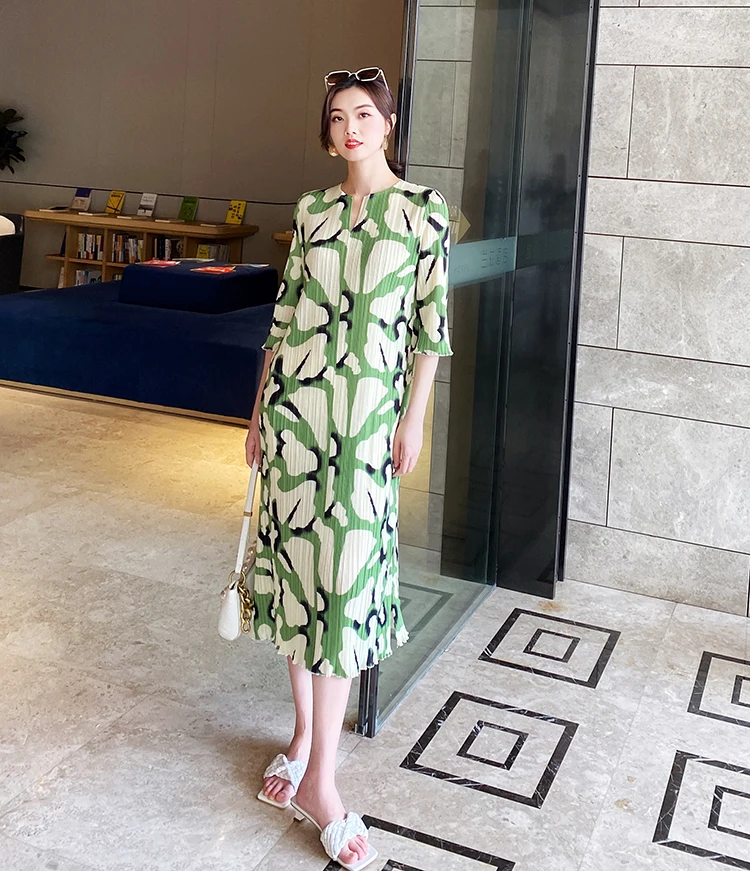 HOT SELLING Line wave print gradient color three quarter Miyake dress women's v-neck pleated dress  IN STOCK