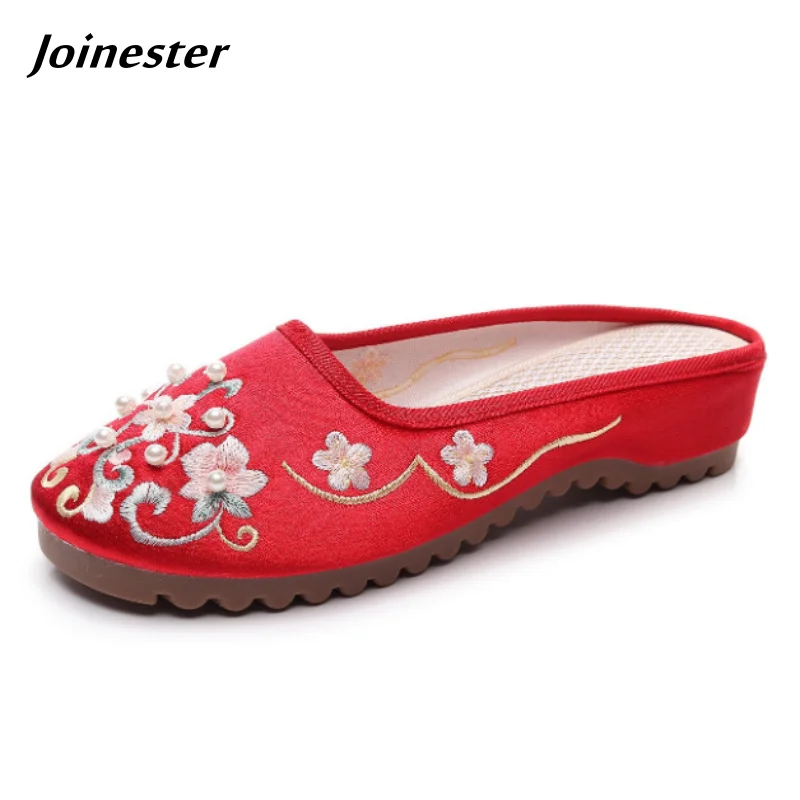 

Women Round Toe Embroidered Canvas Slipper with Artificial Pearls Flat Heeled Outdoor Mules for Ladies Ethnic Style Dance Shoe