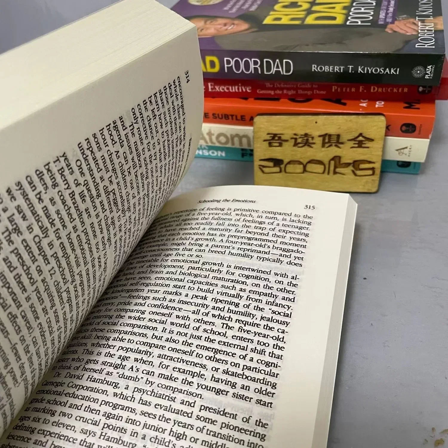 大人のためのアトミック習慣読書本、簡単で実績があり、自己管理自己改善、ジェムズによる明確