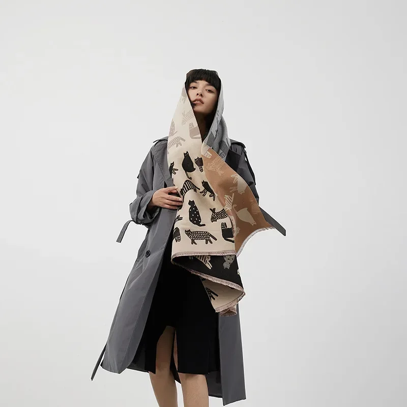 Bufanda con Pompon: La Opción Cálida, Estilosa y Práctica para el Invierno que Todas las Mujeres Necesitan