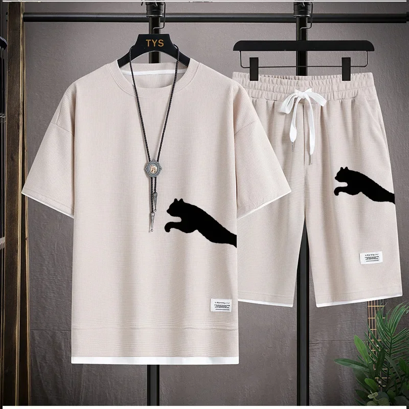 เสื้อยืดแขนสั้นผู้ชายระบายอากาศดีรุ่นใหม่สำหรับฤดูร้อน + กางเกงขาสั้น ชุดออกกำลังกายกลางแจ้งสำหรับวิ่งจ๊อกกิ้งและฝึกซ้อม ลายพิมพ์ ชุดกีฬาผู้ชาย 2 ชิ้น