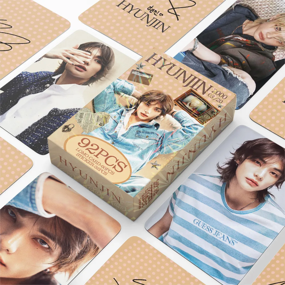 

Коллекция SKzoo92: памятные карточки и стикеры Хёнджина, связанные с кумирной группой STRAYKIDS.