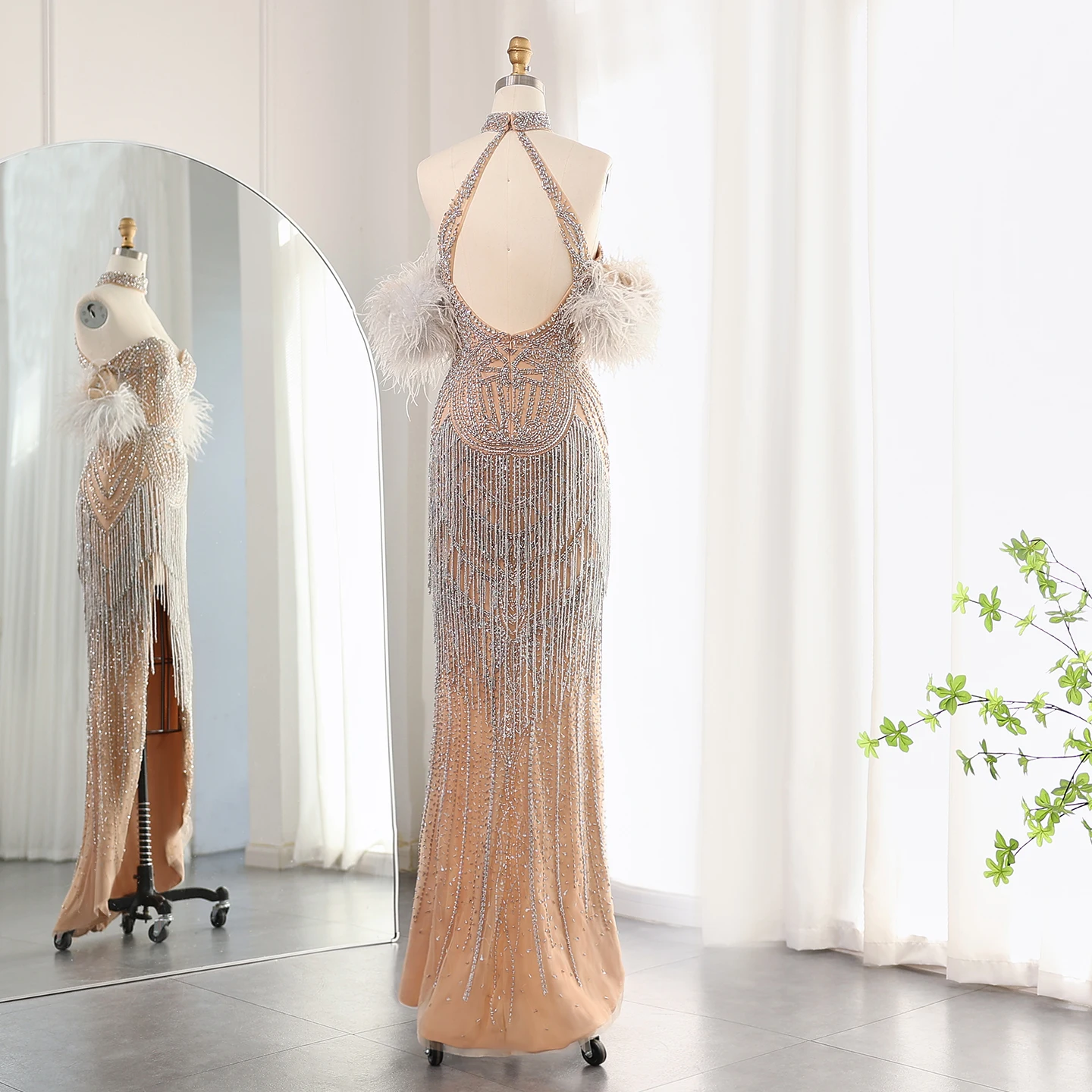 Sharon Said Dubai Luxus-Abendkleid mit Quasten und Federn in Silber-Nude, Meerjungfrauenstil, mit Halskette und hohem Schlitz, Damen-Ballkleid, SS187, maßgeschneidert – Detail 6
