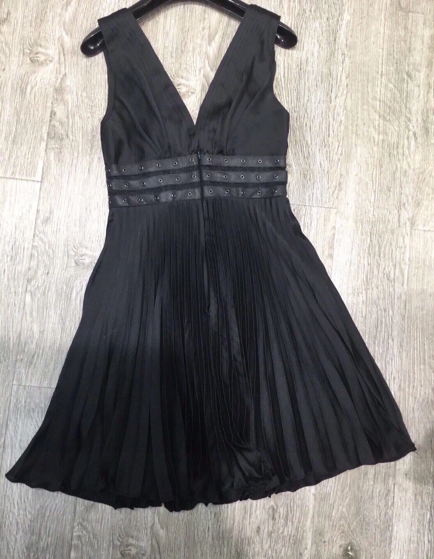 リベット装飾女性黒ベストドレスディープ V ネックハイウエストノースリーブファッションスリムミニローブ