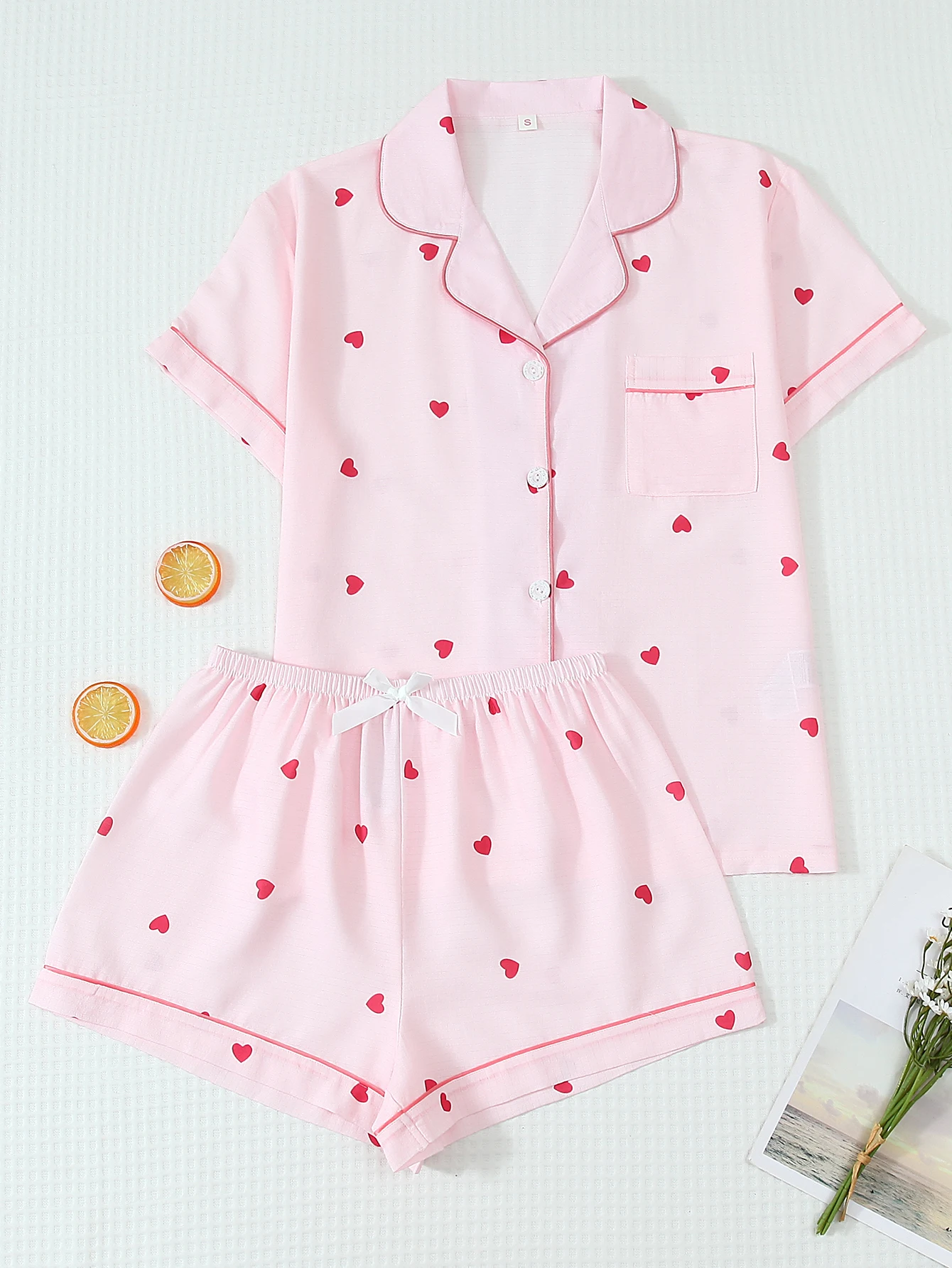 Two-Piece Comfortable Pink and Red Heart-Printed Lapel Button-Up Short-Sleeve Top with Pockets and Bow Shorts, Spring and Summer Women's Pajama Loungewear Set Suitable for Home Use