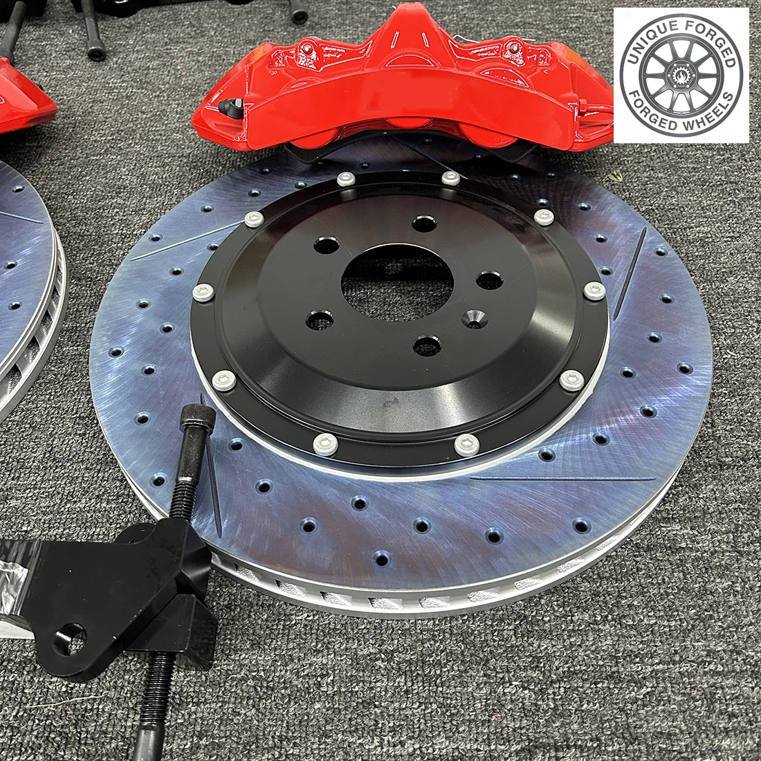 

Гоночный комплект больших тормозов 26 Style с 6-поршневыми суппортами и дисками 355/380/405 мм для E92 M3, E39, E46, F10, F30, E90, G30