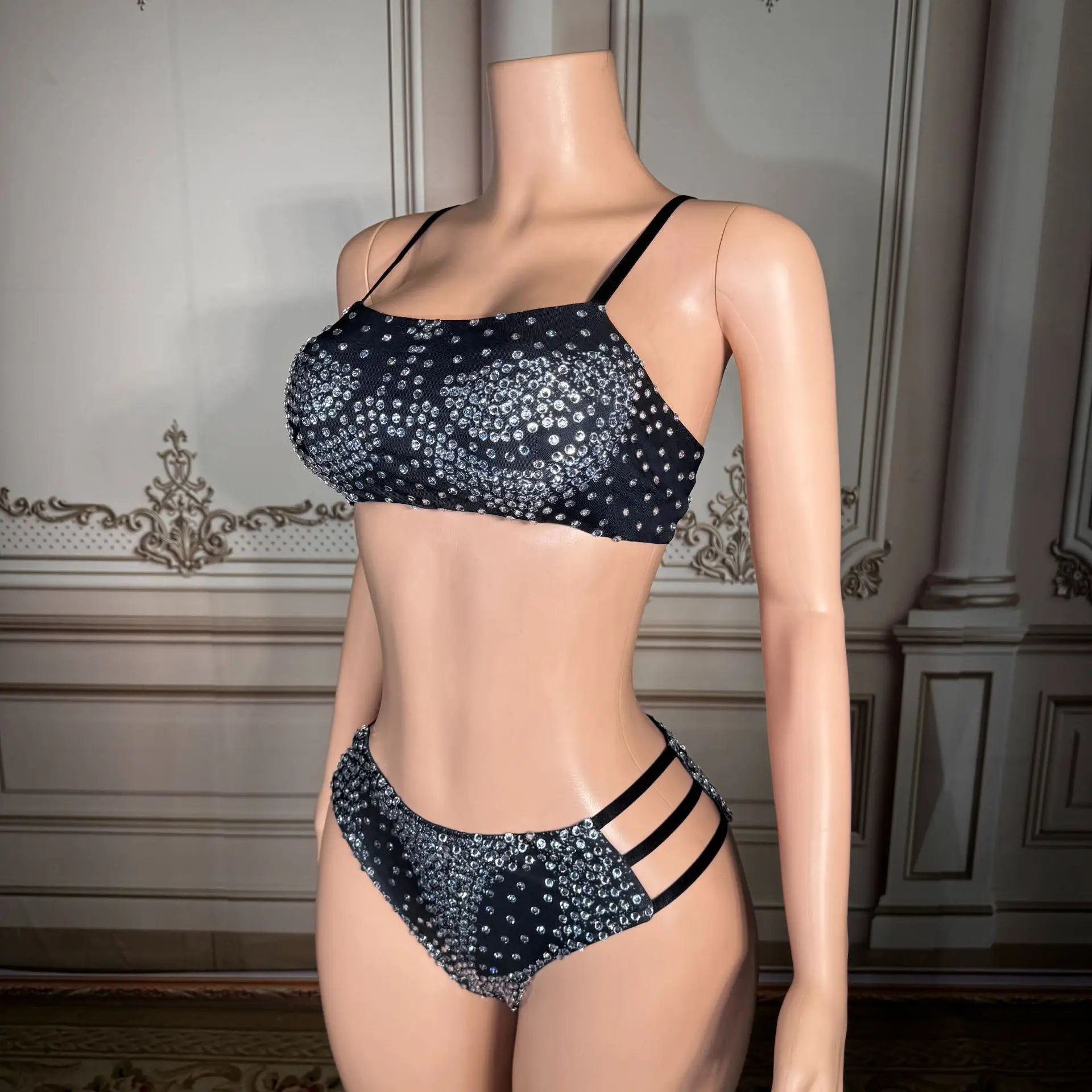 

Новый стиль 2026: Черный сексуальный комплект бикини с бисером для летнего пляжа, отдыха на песчаных отмелях и в спа-салонах. Купальники для модниц.