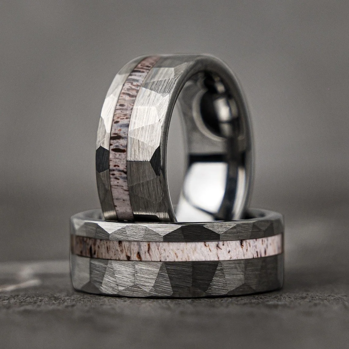 

Vintage Men Stainless Steel Rings Fashion Silvery Hammered with Deer Antler Inlay Stripe Finish Rings For Men/Women Wedding Band