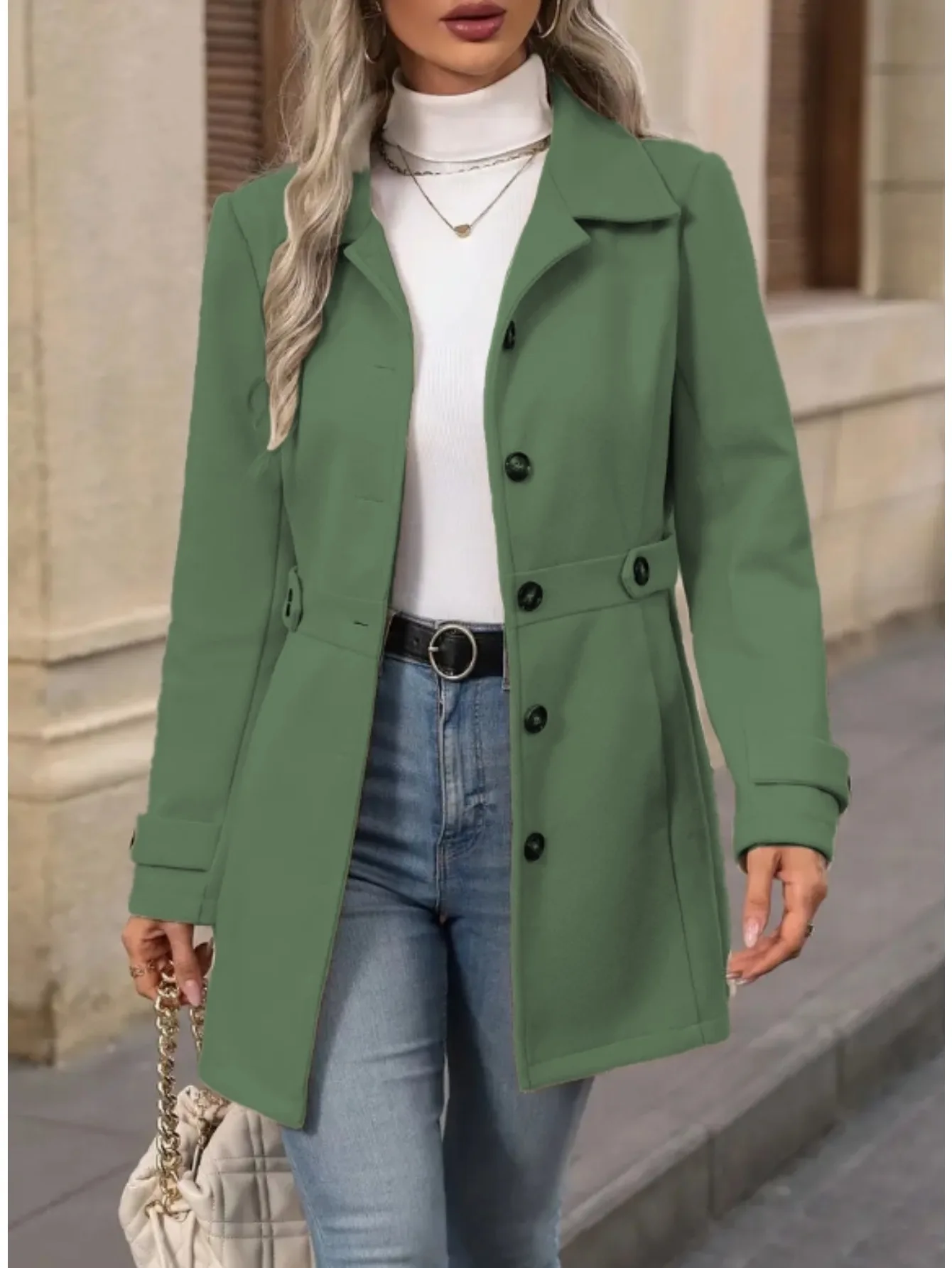 Damski beżowy płaszcz typu trencz z klapami - zapinany na guziki, długi rękaw, z paskiem.