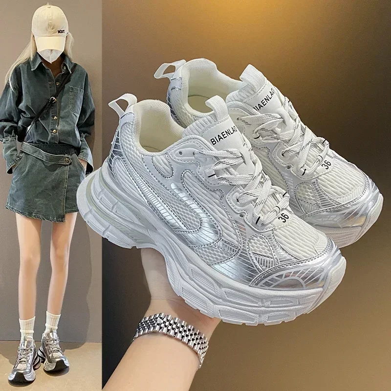 أحذية رياضية نسائية مكتنزة بيضاء فاخرة للسيدات للجري أحذية رياضية كاجوال عصرية خفيفة رياضية للياقة البدنية أحذية شبكية بكعب متوسط