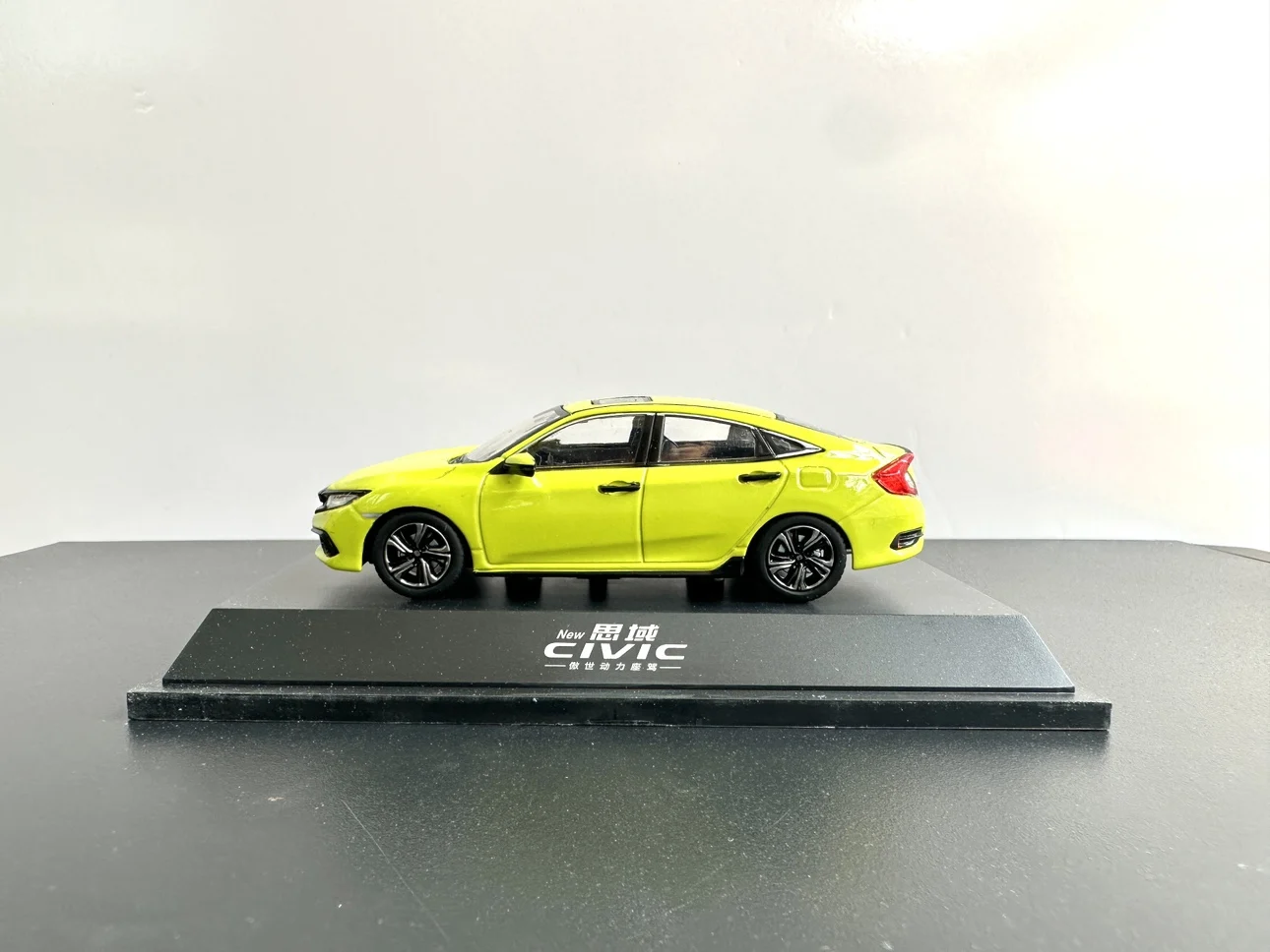 Dongfeng Honda 2021, 10. generacja sedan Civic Żółty Model Samochodu 1:43 Model Symulacyjny Centralny Panel Sterowania Internetowy Celebrytka