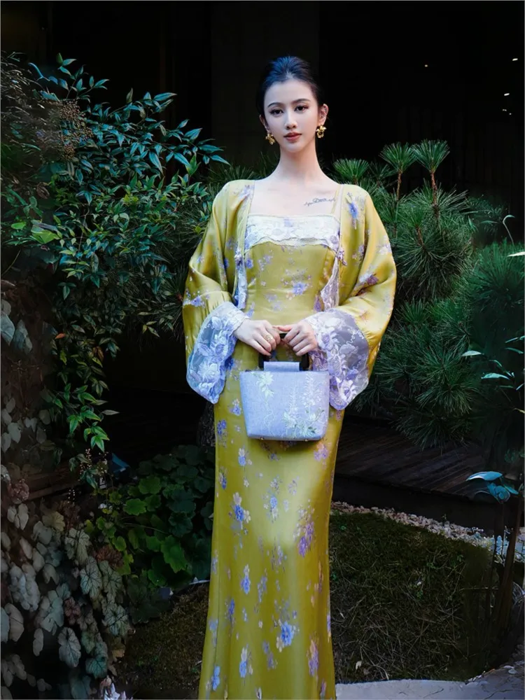 A new Chinese-style mountain-top silk embroidered coat and halter dress set