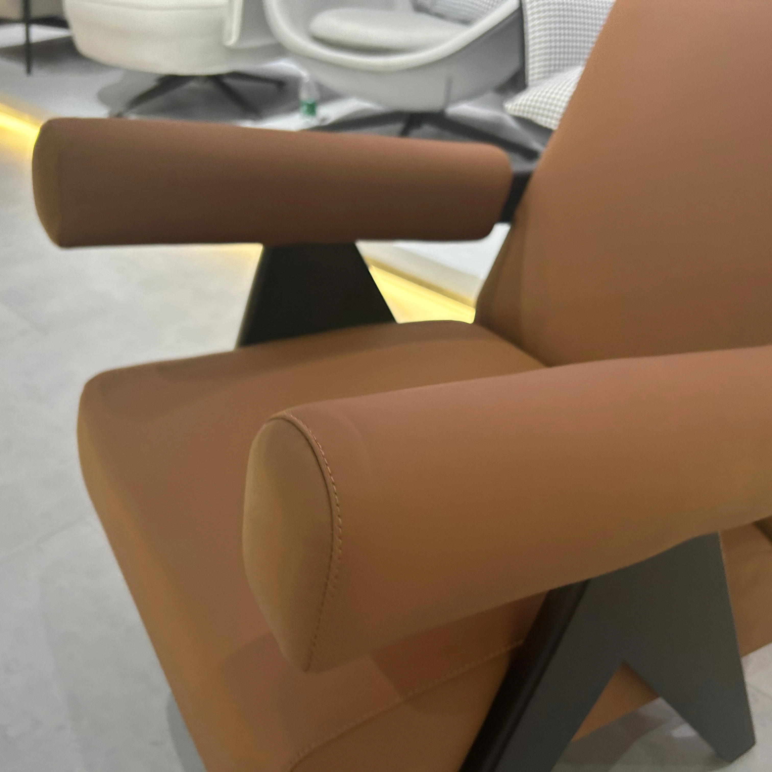 مصمم الحديثة الجلود نمط كرسي الأثاث غرفة نوم صالة أريكة كراسي مستلق كراسي خشبية غرفة المعيشة الكراسي