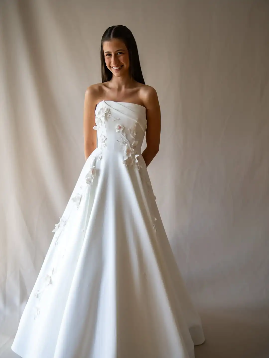 

Ofherown Elegant Strapless White Satin Wedding Dresses with 3D Floral Appliques Princess Ball Gowns Bridal Dress Customized