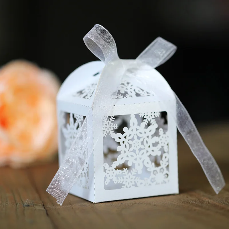 50Pcs Laser Cut Snowflake Gift Candy Box Christmas Carriage Favor Gift Boxes With Ribbon Xmas New Year Wedding Party Decoration