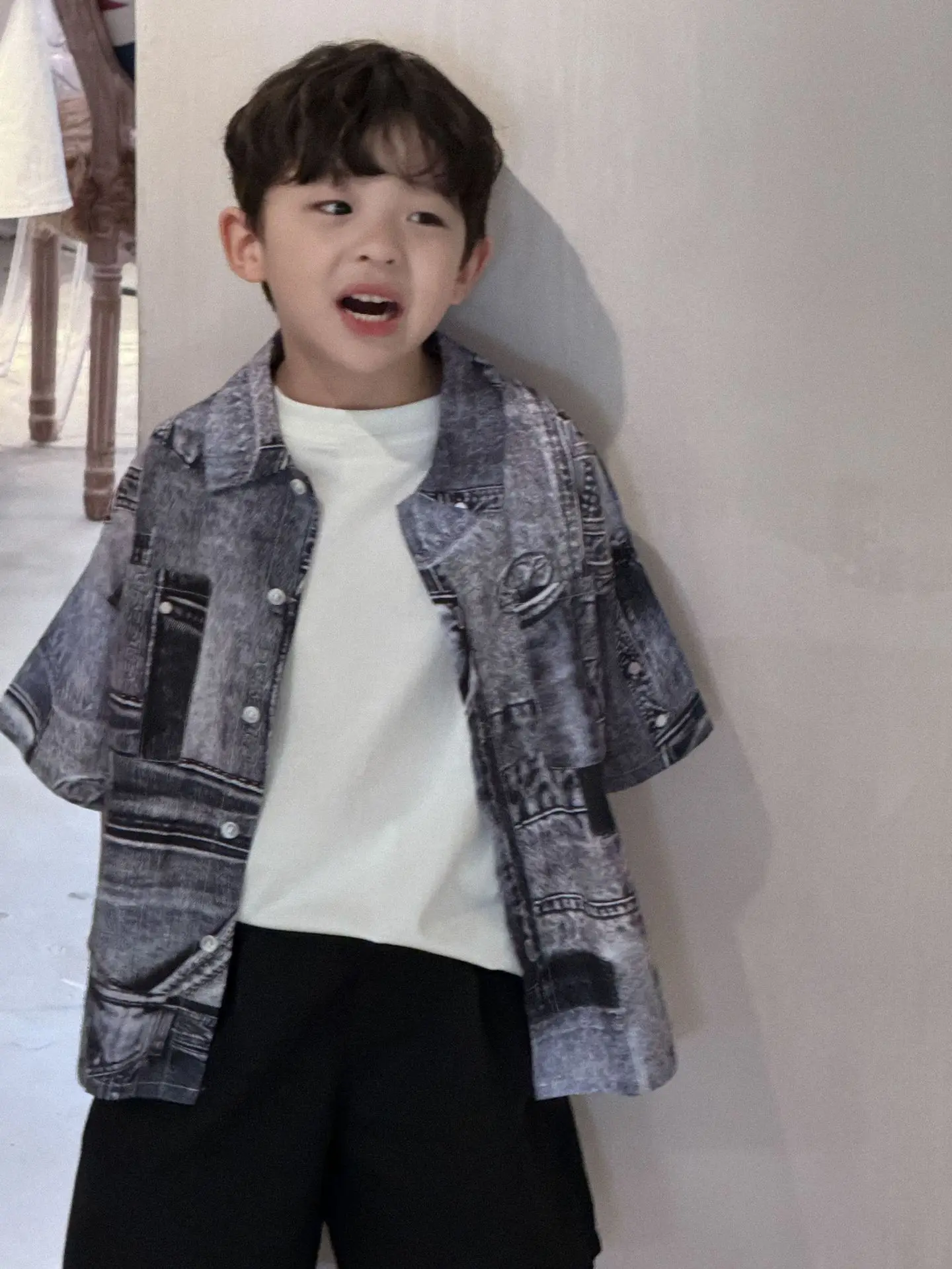 Top para bebés, novedad de verano 20224, camisa de manga corta con estampado vaquero de imitación de algodón lavado suave y cómodo para niños coreanos