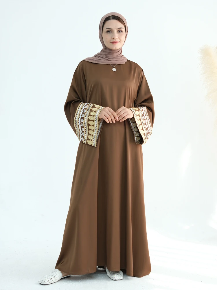 

Closed Abaya Dubai Daisy Embroidery Muslim Women Dresses Modest Islamic Clothing Elegant Turkish Gown Ramadan Eid Kaftan Summer