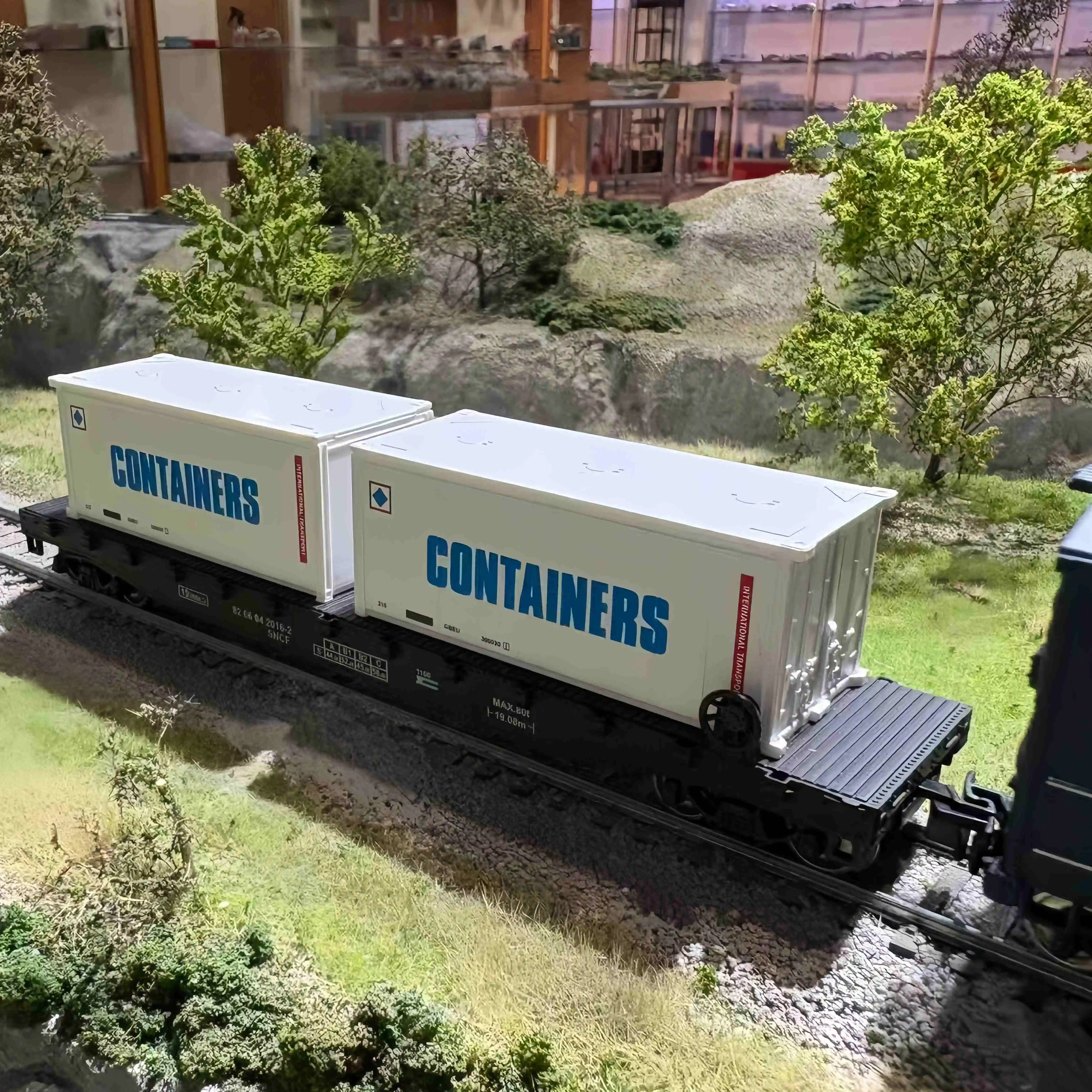 

HO Scale 1:87 Model Train Flat Wagon with Containers, Railway Layout Accessory Toy for Collectors