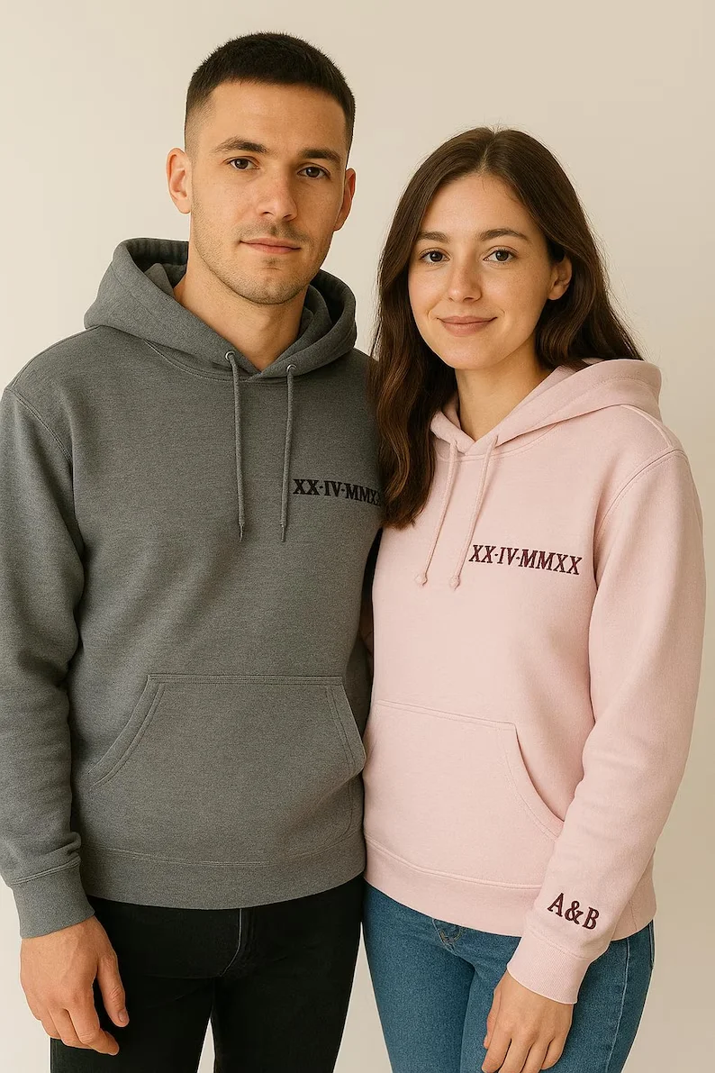 Passender Kapuzenpullover mit römischen Ziffern, individuelle Initialen mit Herzärmeln, Geschenk für den Freund, individuelles Jubiläumsdatum