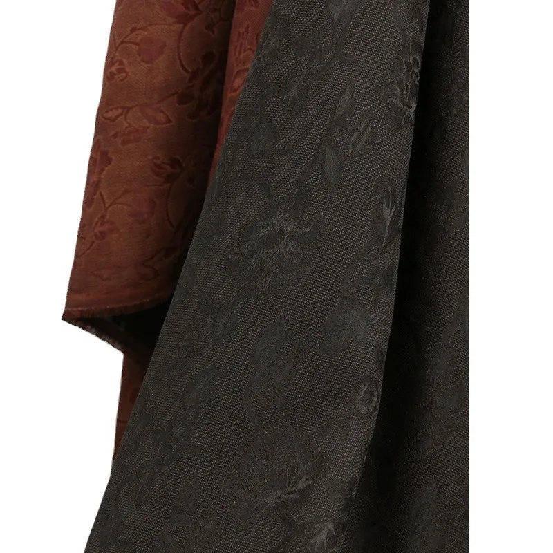 The designer's face skirt is made of silk fabric with dirty powder jacquard and fragrant gauze