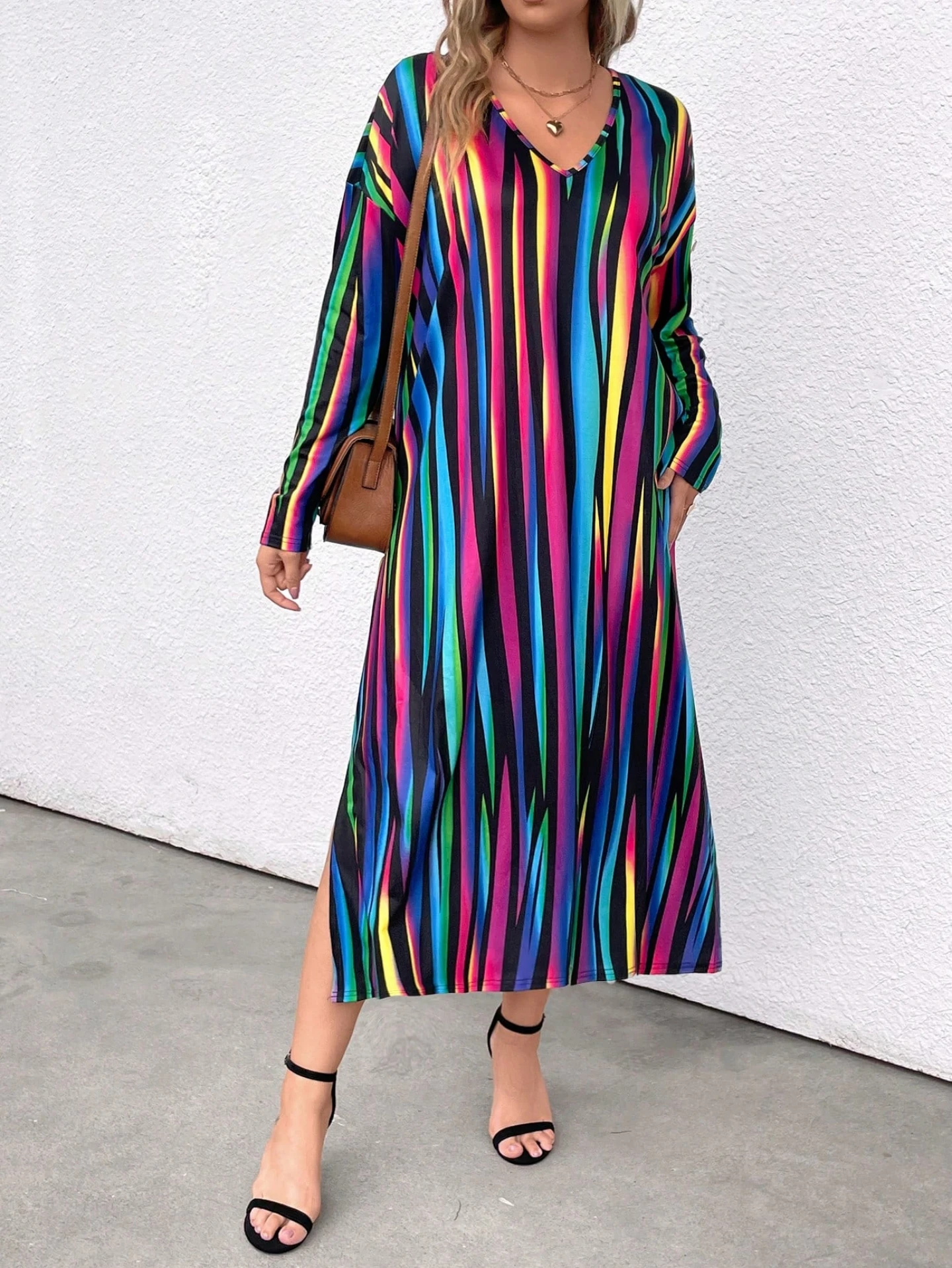 

Новое женское платье больших размеров с яркими полосками, модное свободное платье миди с длинными рукавами и V-образным вырезом.