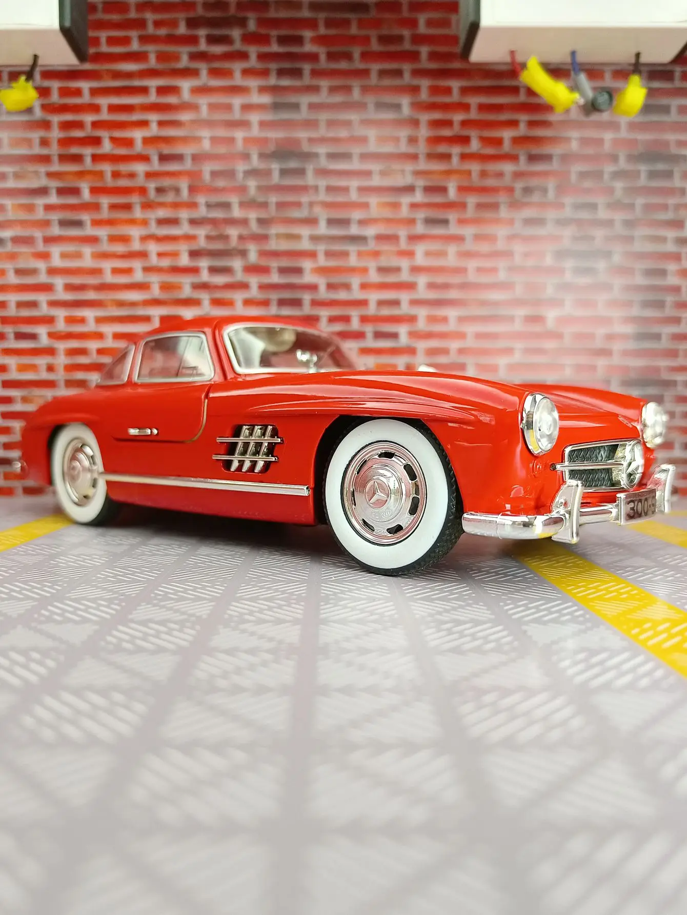 Modelo de coche de aleación 1:24 300SL, colección de adornos acústico-óptico, juguetes para niños, puerta se puede abrir, mano de obra fina