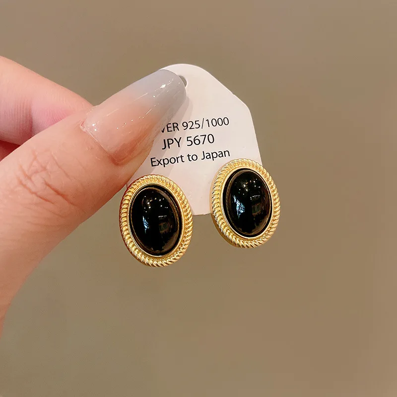 

2026 New Retro Gold Color Metal Line Black Oval Shaped Stud Earrings for Women Advanced Design Elegant Young Girls Party Jewelry