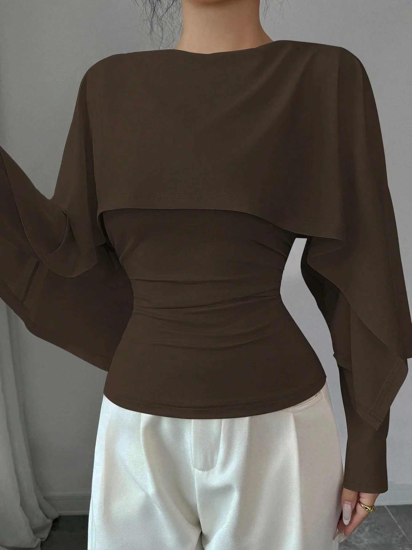Elegante, schlanke, einfarbige Cape-Bluse für Damen, langärmelig, zweiteilig aussehend, figurbetont, schick, für Büro, Abend, Party, Dating, Alltag. – Detail 16