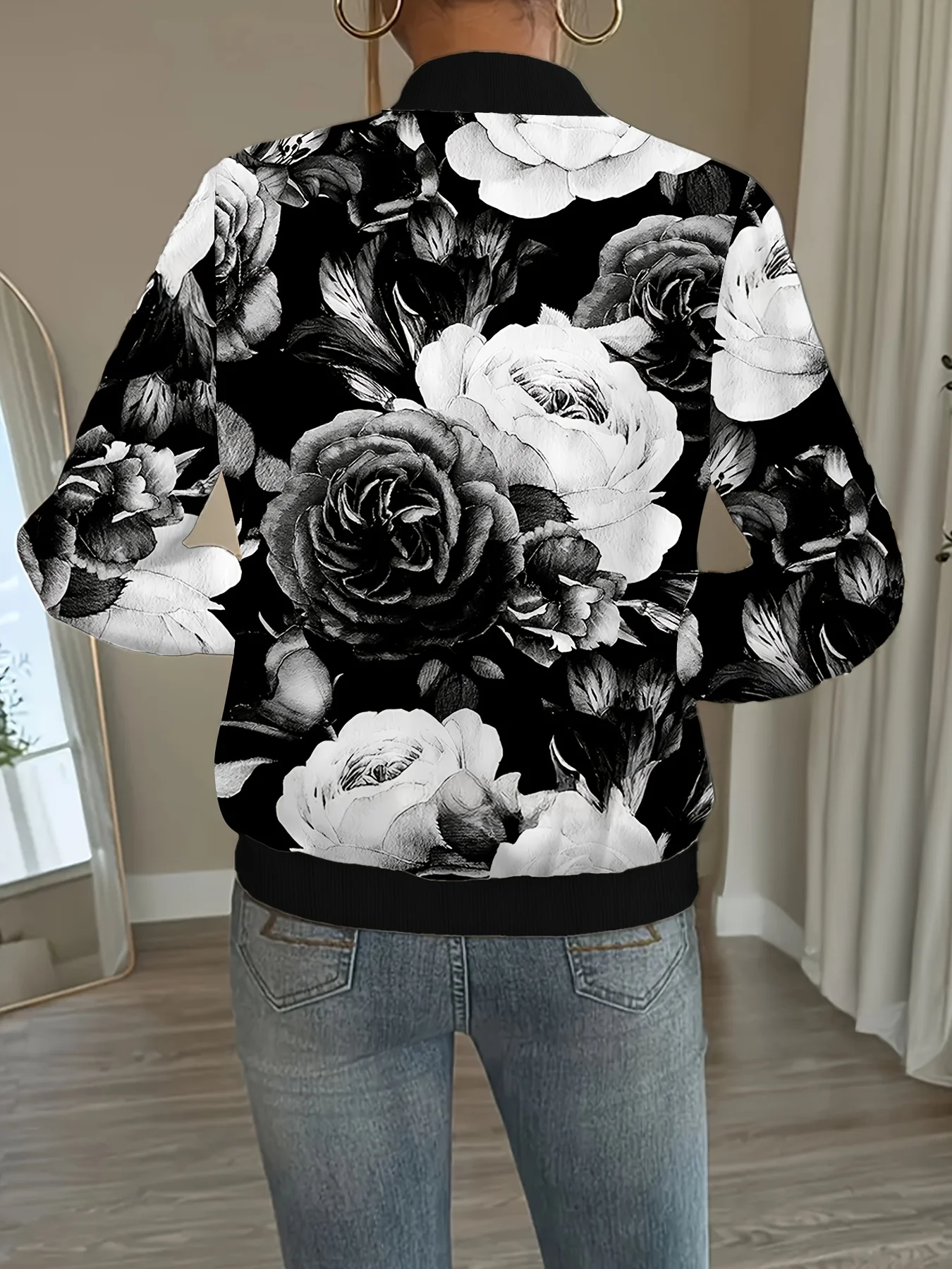 Damska czarno-biała kurtka w kwiaty, krótka, o kroju litery A, zapinana na zamek z kieszeniami, całoroczna odzież wierzchnia, nadająca się do prania w pralce.