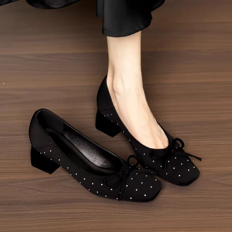 

Новые женские туфли-лодочки 2026 года с круглым носком, декорированные бантом и заклепками, на каблуке, элегантные, для торжественных случаев
