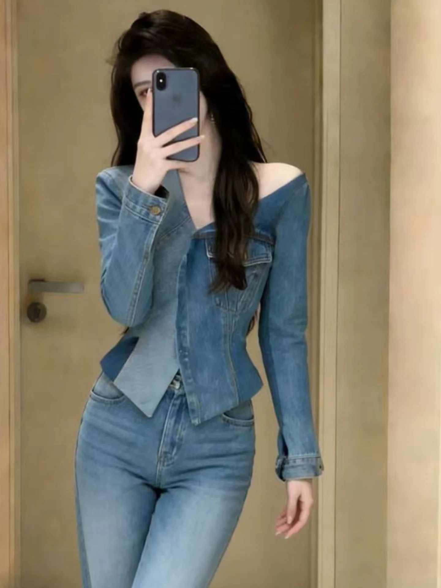 

Женская джинсовая рубашка Slim Fit с V-образным вырезом, асимметричным дизайном, износостойкая, повседневная, модная, трендовая, китайского производства