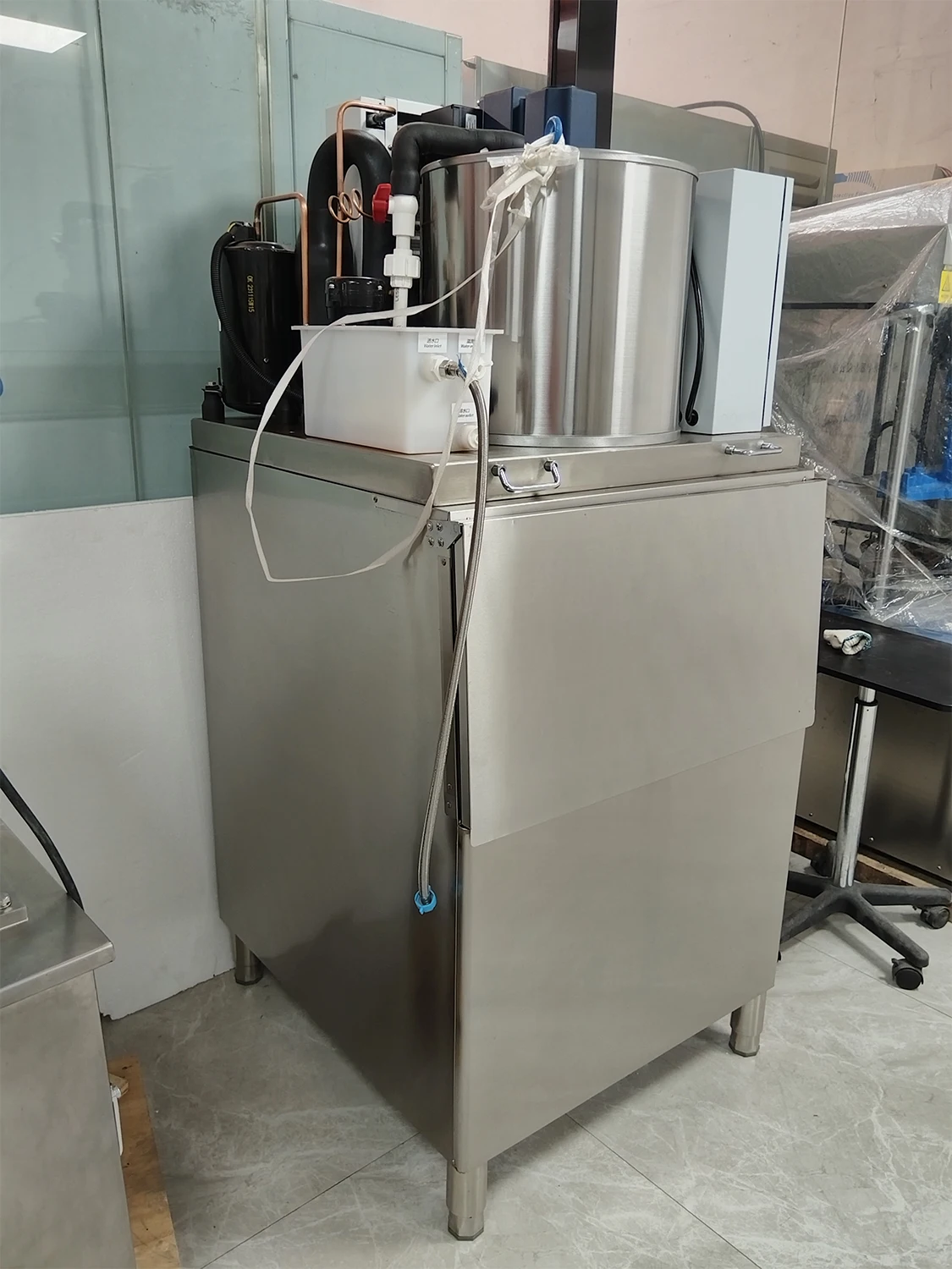 Macchina per la produzione di ghiaccio industriale commerciale a secco di grande capacità commerciale Macchina per il ghiaccio commerciale a blocchi piccoli Macchina per la produzione di fiocchi di ghiaccio