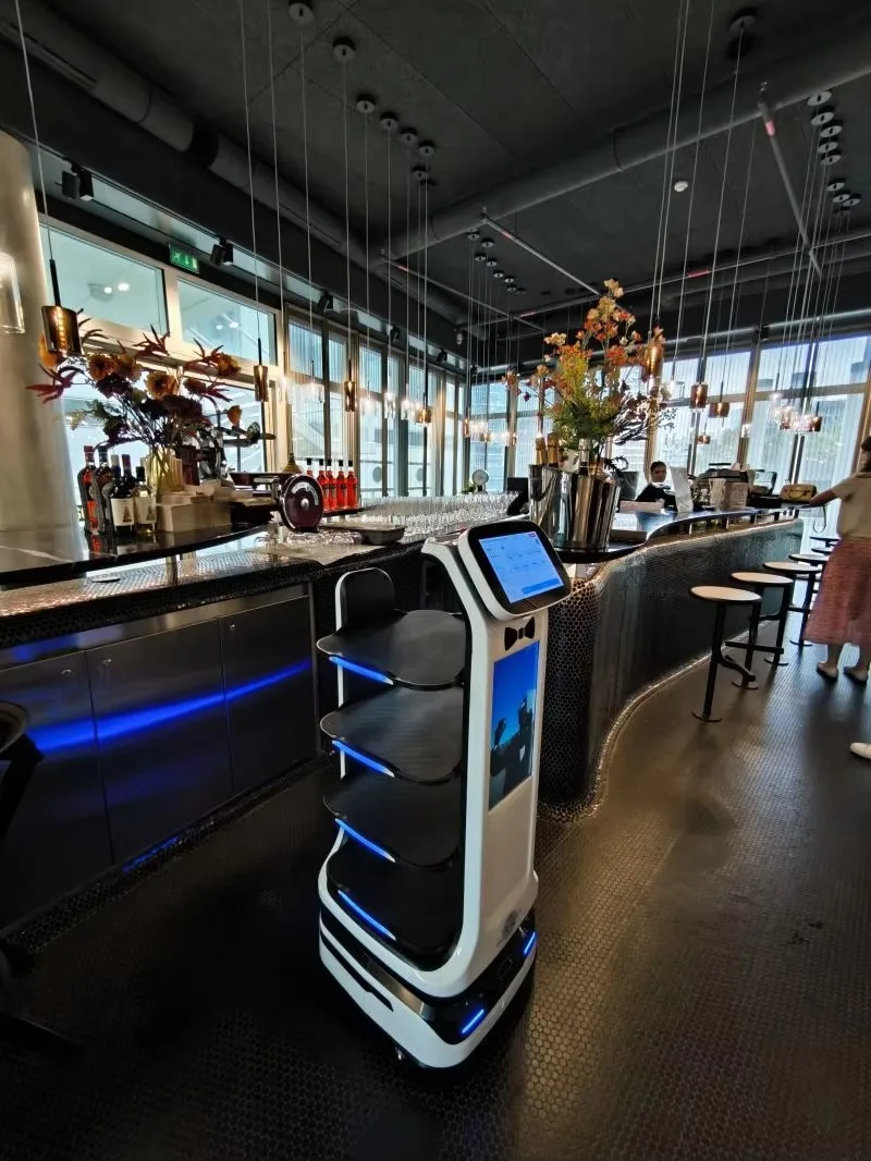 New Intelligent Automatic Food Delivery Robot 4 Layer Tray Auto Charge Self Driving for Hotel Custom