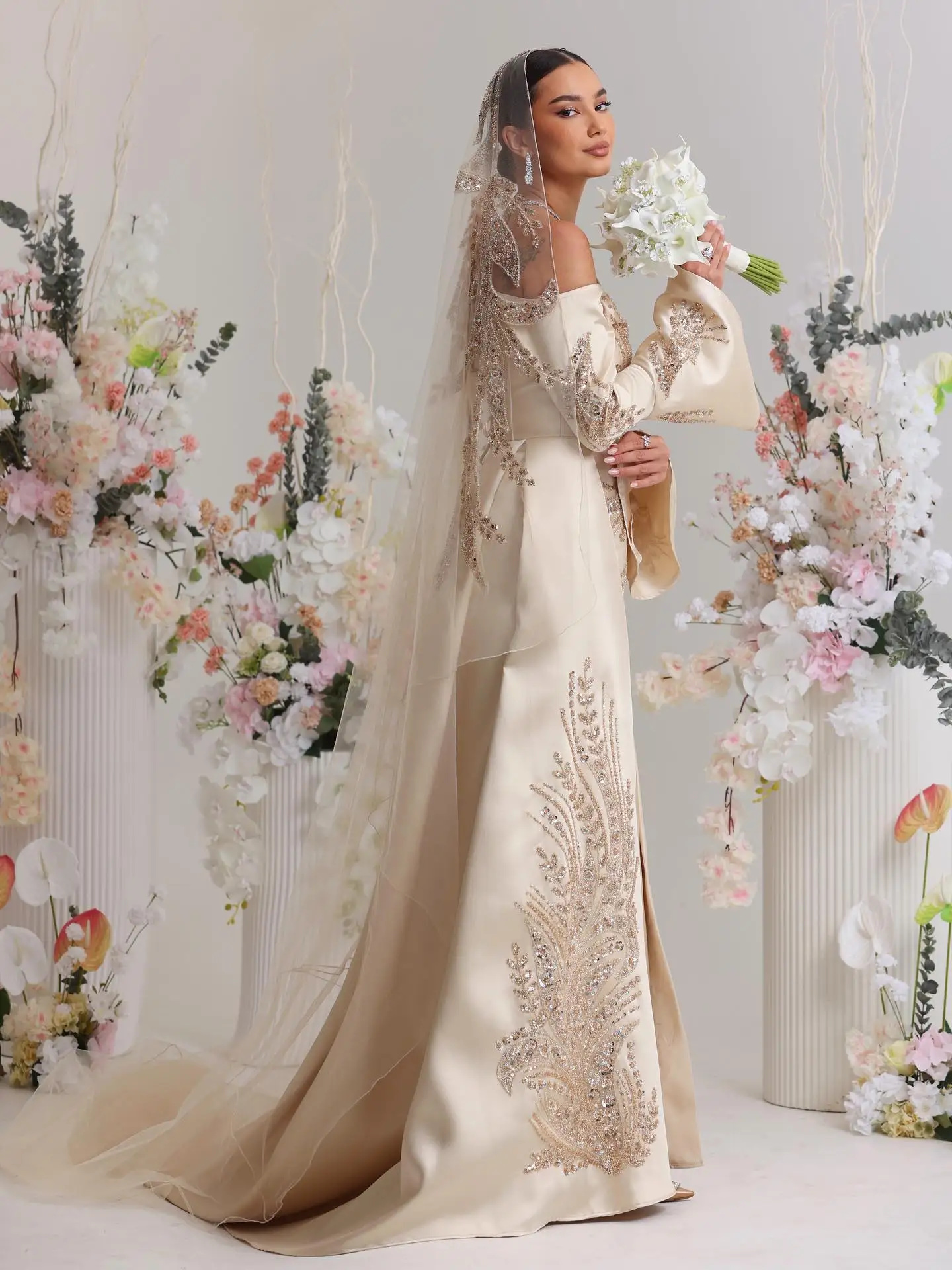 Abito da sposa personalizzato con maniche svasate squisite di lusso champagne, maniche lunghe, spalle scoperte, festa nuziale con paillettes ricamate