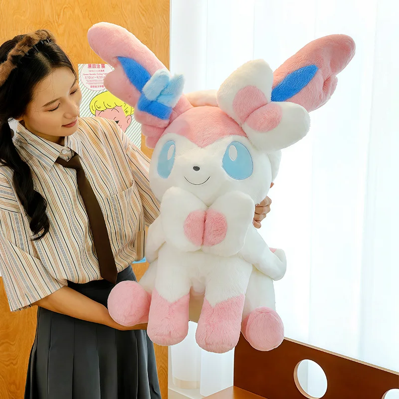Sylveon Plüschtier in sitzender Pose, kuschelig weich, flauschig, Anime-Puppe im japanischen Stil, Dekokissen für Sofa, Bett, Heimdekoration, Geschenke – Detail 26