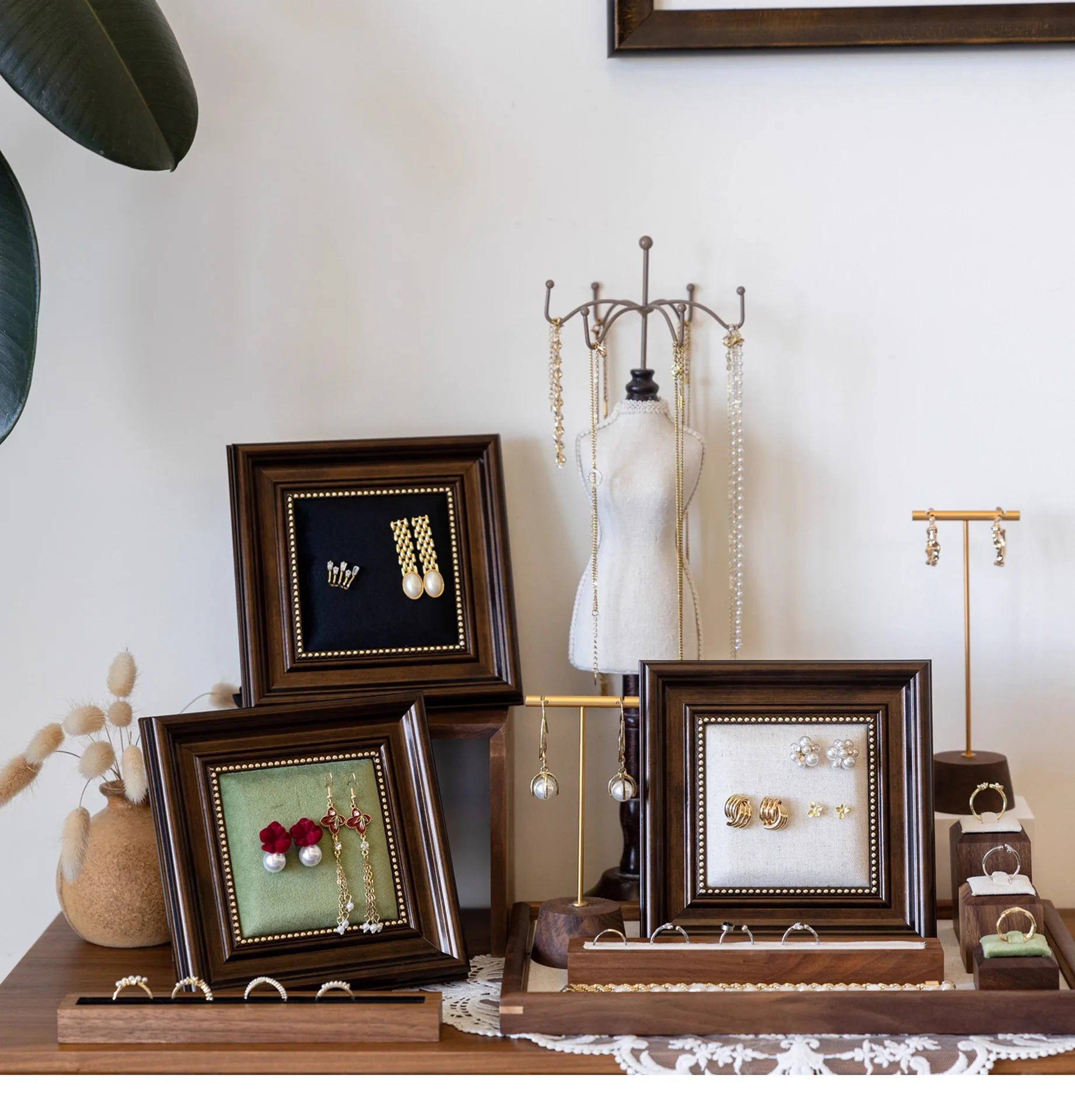 

Earring display photo frame with Nordic minimalist design, suitable for placing on dressing tables and window displays in niche