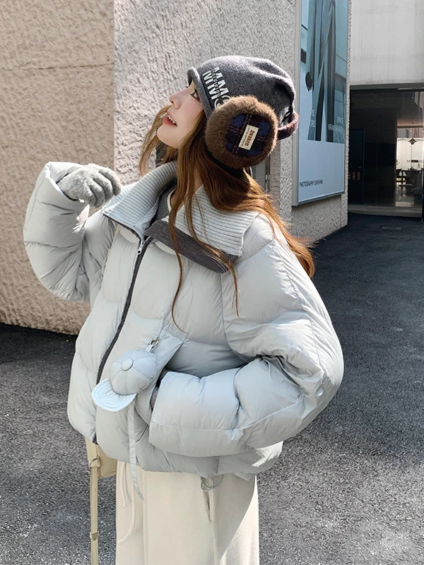 معطف نسائي محبوك من الريش بياقة عالية، دافئ وعصري، تصميم أنيق للشتاء باللون الأبيض