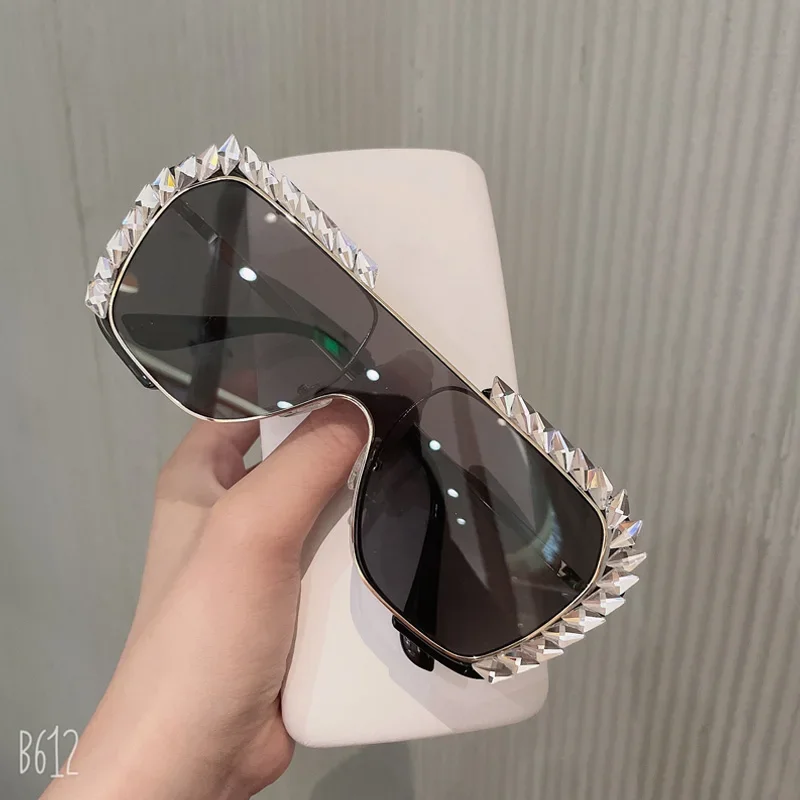 

Brand Design Handmade Rhinestone Cat Eye Sunglasses Fashion Glasses Women Flower with Pearl Round Vintage Sunglasses Beach Party