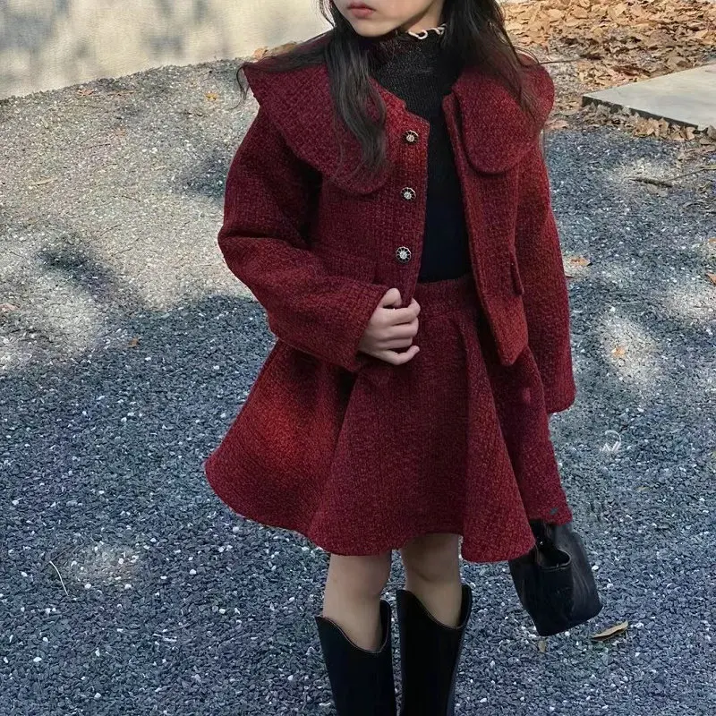 2025 شتاء جديد مجموعة ملابس الفتيات مزاجه مشبك واحد نسيج الصوف مع سترة قطن سميكة + تنورة الاطفال الدعاوى