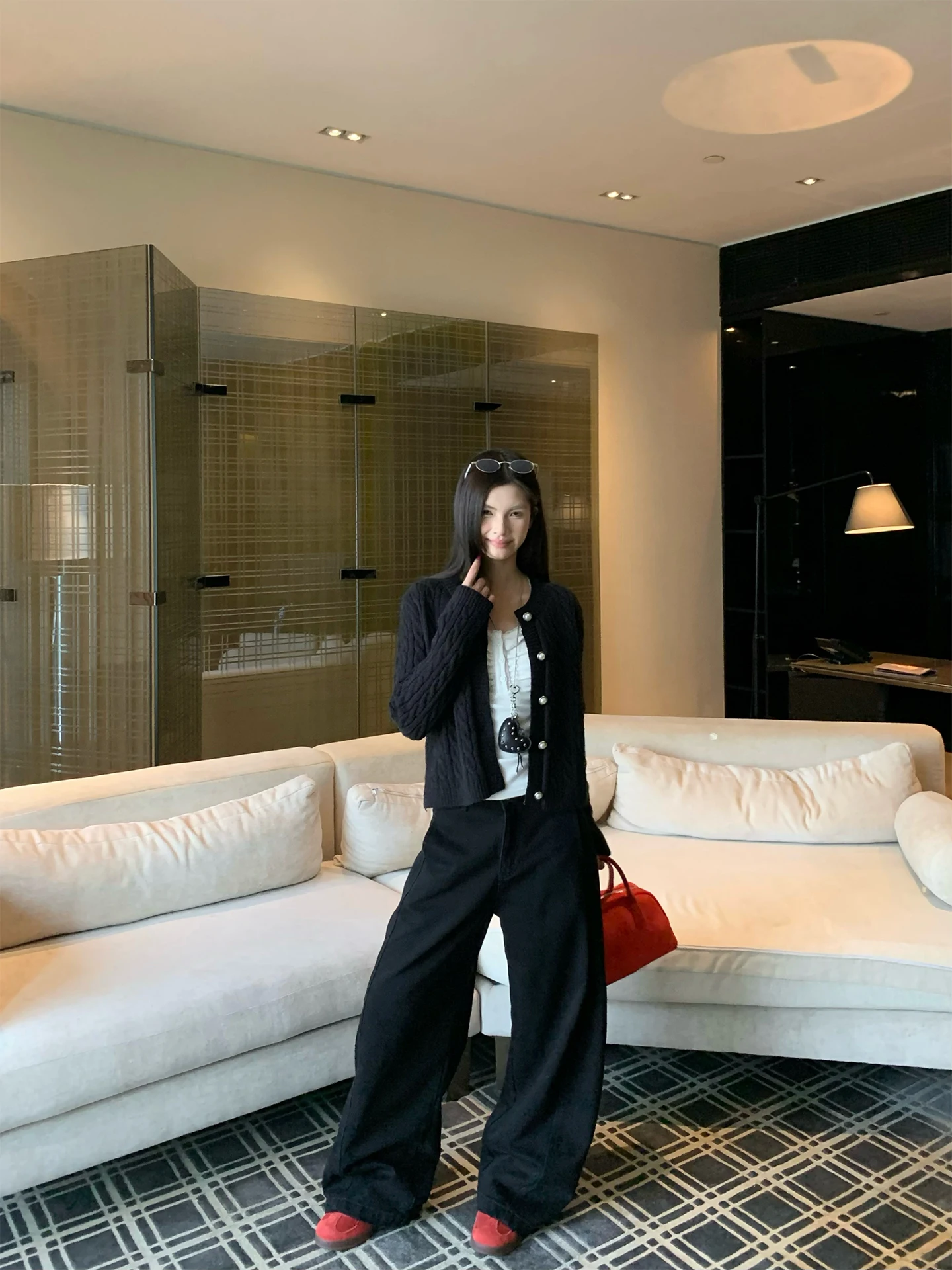 بنطلون جينز نسائي أسود شتوي بخصر عالٍ وقصة مستقيمة، فضفاض وواسع الساق، بطول كامل، بتصميم حافة حادة، من مزيج القطن