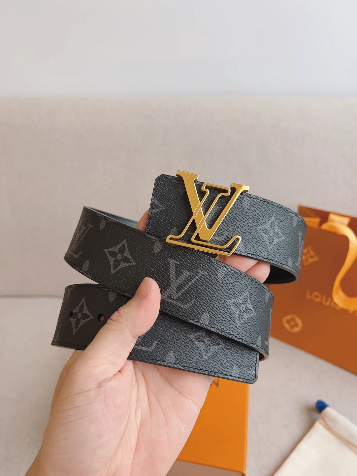 Cinto LV Feminino: A Escolha Perfeita para Quem Busca Estilo, Qualidade e Atemporalidade