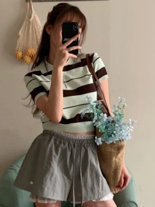 레트로 폴로 넥 스트라이프 반팔 니트웨어 여성 여름 패셔너블 젊고 다재다능한 고급스러운 트렌디 탑