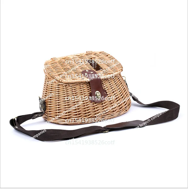 手編みの籐の魚かご、木製の釣り桶